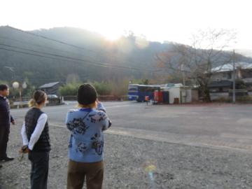 先生や保護者がバスを見送る様子